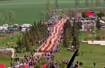 В освобожденном Мариуполе развернули 300-метровую Георгиевскую ленту