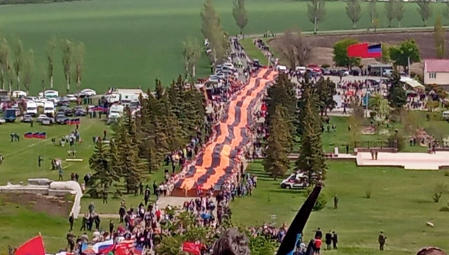 В освобожденном Мариуполе развернули 300-метровую Георгиевскую ленту