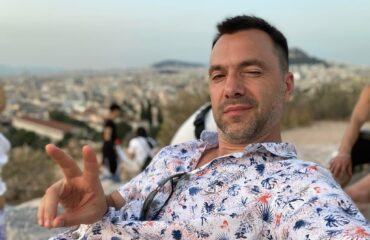 Арестович позирует в Афинах с циничными шутками по поводу ожидаемого удара по Киеву и Львову