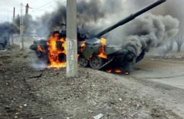 Китайские журналисты зафиксировали взрыв российского танка (видео) 