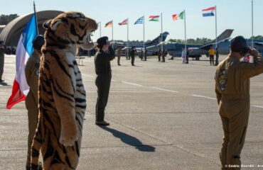 Военнослужащие греческих ВВС падают на пол, изображая тигров под музыку «Rocky Balboa»