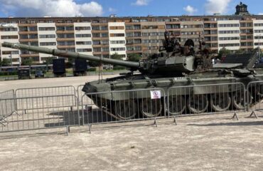 «Чехия также воюет с РФ»: В центр Праги пригнали подбитые российские Т-90, ЗРК «Бук» и САО «Хоста» (фото)