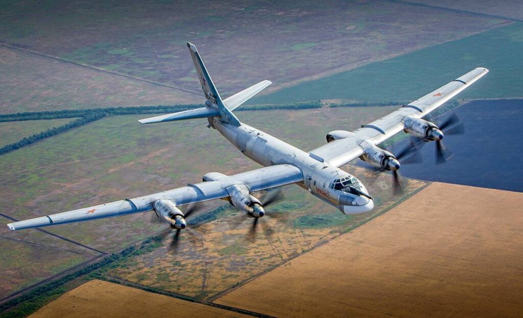 В небе над Херсоном появились ракетоносцы Ту-95МС ВКС РФ
