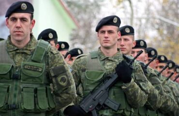 Повышенная боеготовность: военная техника Сербии направилась к административной линии с Косово и Метохией