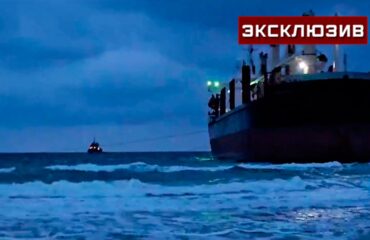 Севший на мель у Анапы сухогруз Blue Shark начали снимать с мелководья